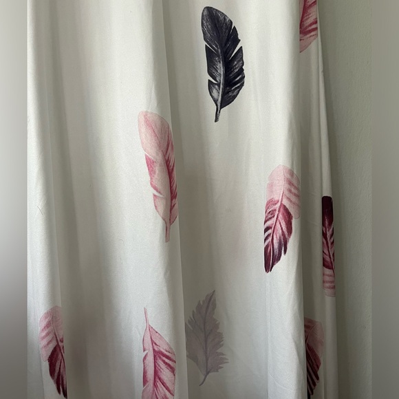 White dress with feathers - Picture 4 of 4